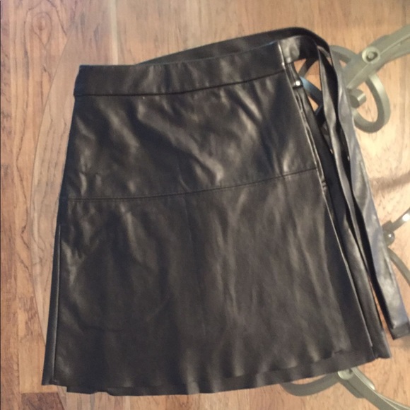 Aritzia skirt in black. Size xxs - Picture 2 of 4